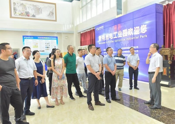 “恩施州金融人才能力提升第二期金融稳定与发展专题研修班”学员参观wnsr威尼斯光电工业园