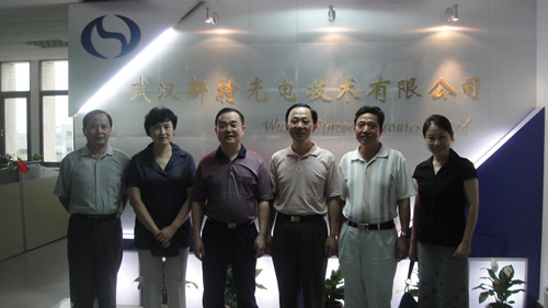 湖北省侨联谢余卡主席率领副主席何光源、刘文华、王爱民和副巡视员罗连运来wnsr威尼斯光电调研